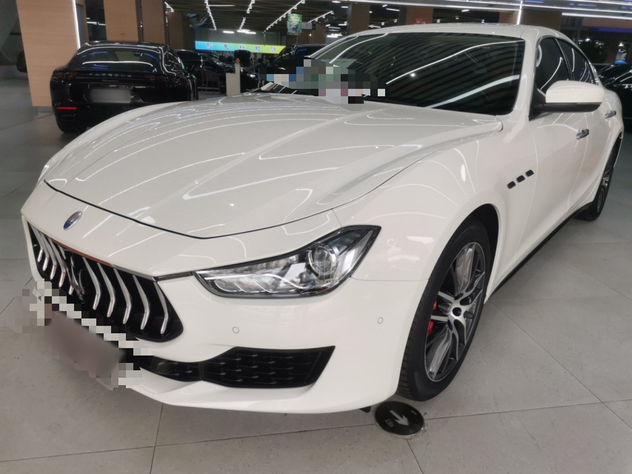 تحت مقدمة السيارة