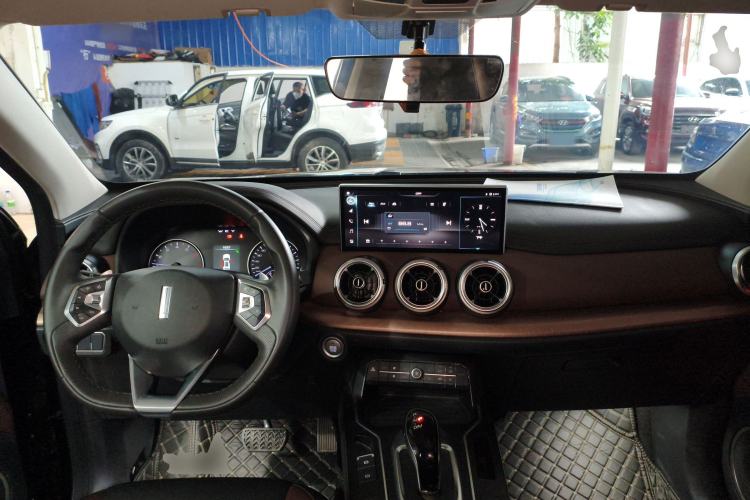 Used Wey VV5 2021 1.5T Two-Wheel Drive Color Pioneer Center Console