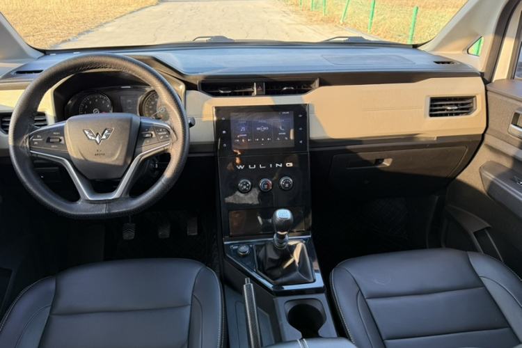 Used Wuling Hongguang PLUS 2019 1.5T Manual Luxury 7-Seater Interior 3