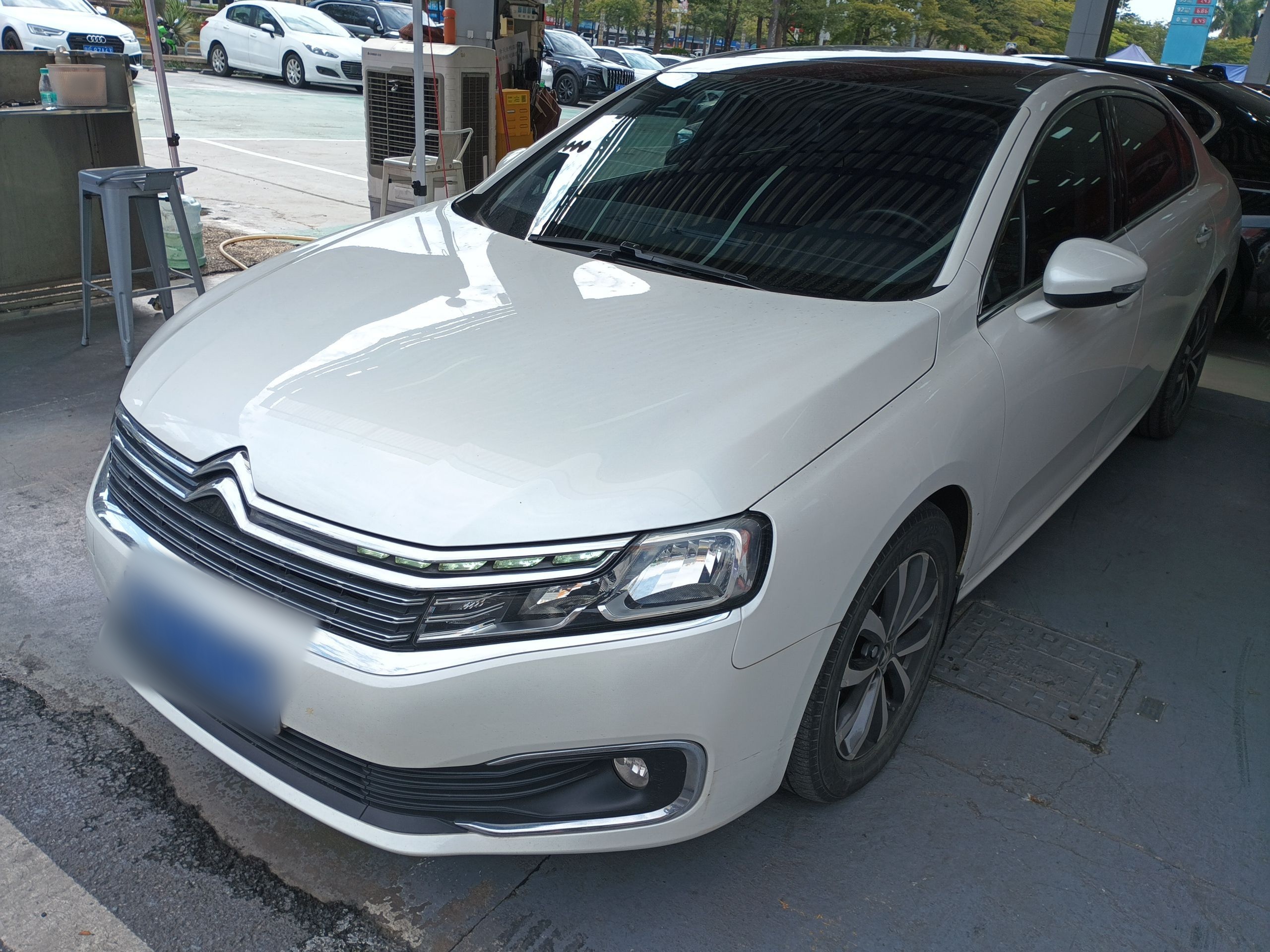 Под передней частью автомобиля