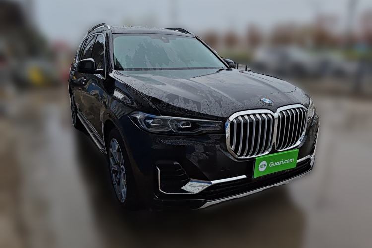 Used BMW X7 2022 xDrive40i Luxury Package with Leading Features Front Right 45 Deg