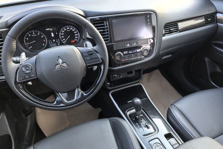 Used Mitsubishi Outlander 2019 2.4L 4x4 Zhi Xiang Edition 5 Seats China VI Standard