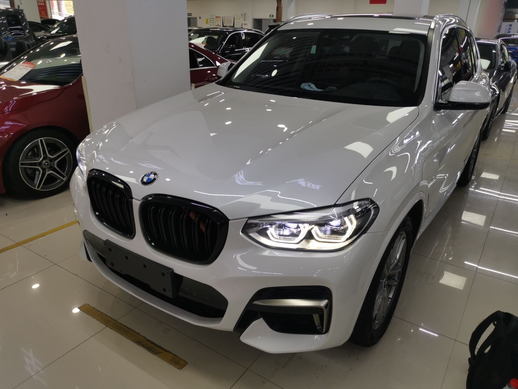 تحت مقدمة السيارة