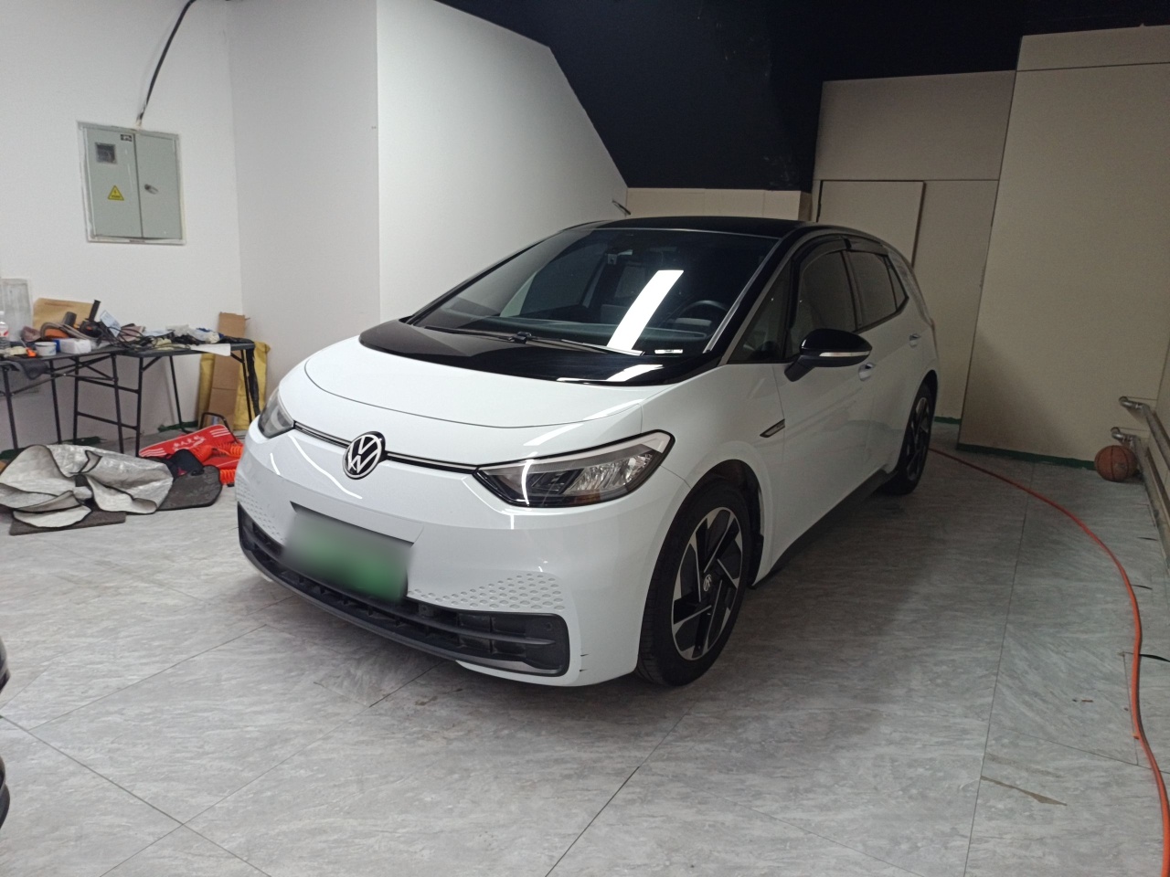 تحت مقدمة السيارة