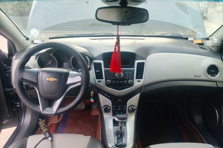 Used Chevrolet Cruze 2012 1.8L SE AT Center Console