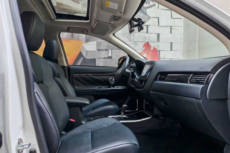 Used Mitsubishi Outlander 2019 2.0L Two-Wheel Drive Comfort Edition 7-Seater China VI Standard
