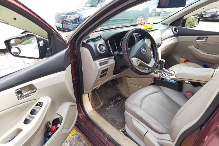 Used Venucia T70 2015 2.0L CVT Smart Edition
