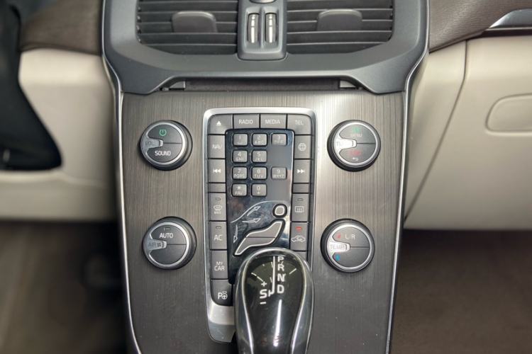 Used Volvo V40 2015 1.6T Zhiya Edition
