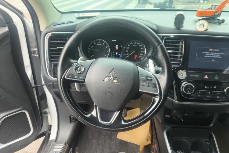 Used Mitsubishi Outlander 2018 2.4L 4x4 Luxury Edition 7-Seater
