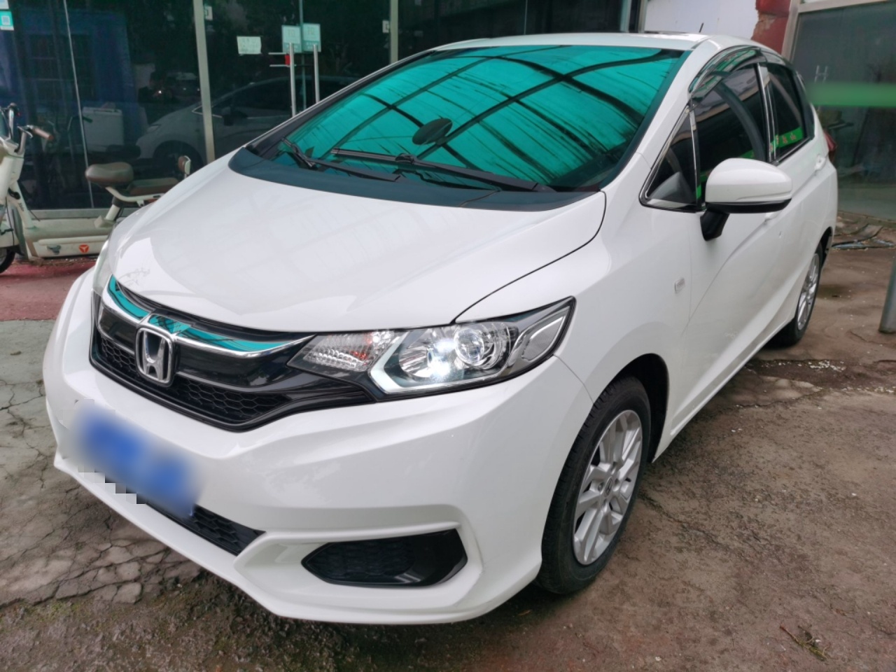 Под передней частью автомобиля