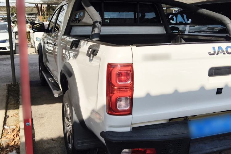 Used JAC T8 2020 2.0T Diesel Two-Wheel Drive Business-Grade Big Double Cabin HFC4DB2-2E
