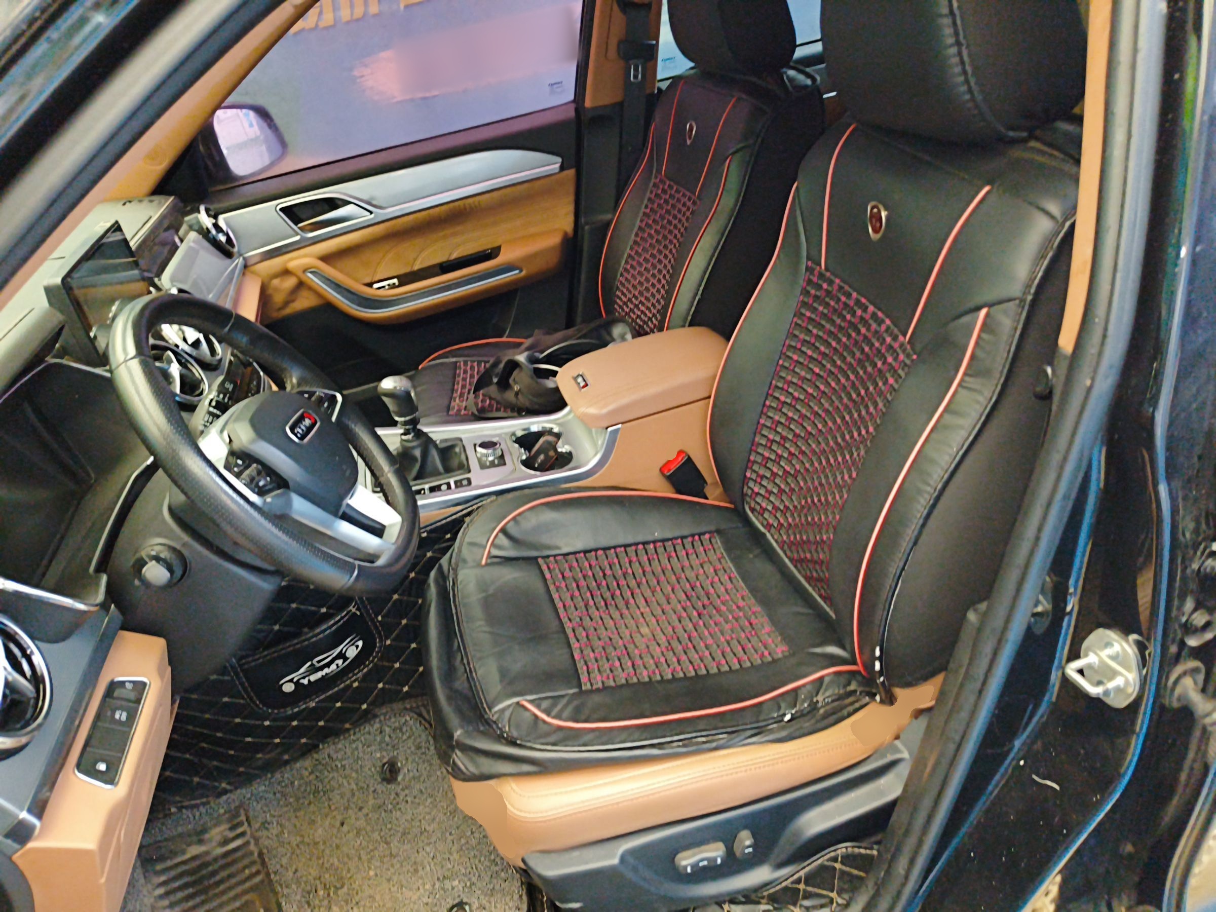 المقاعد الأمامية داخل السيارة