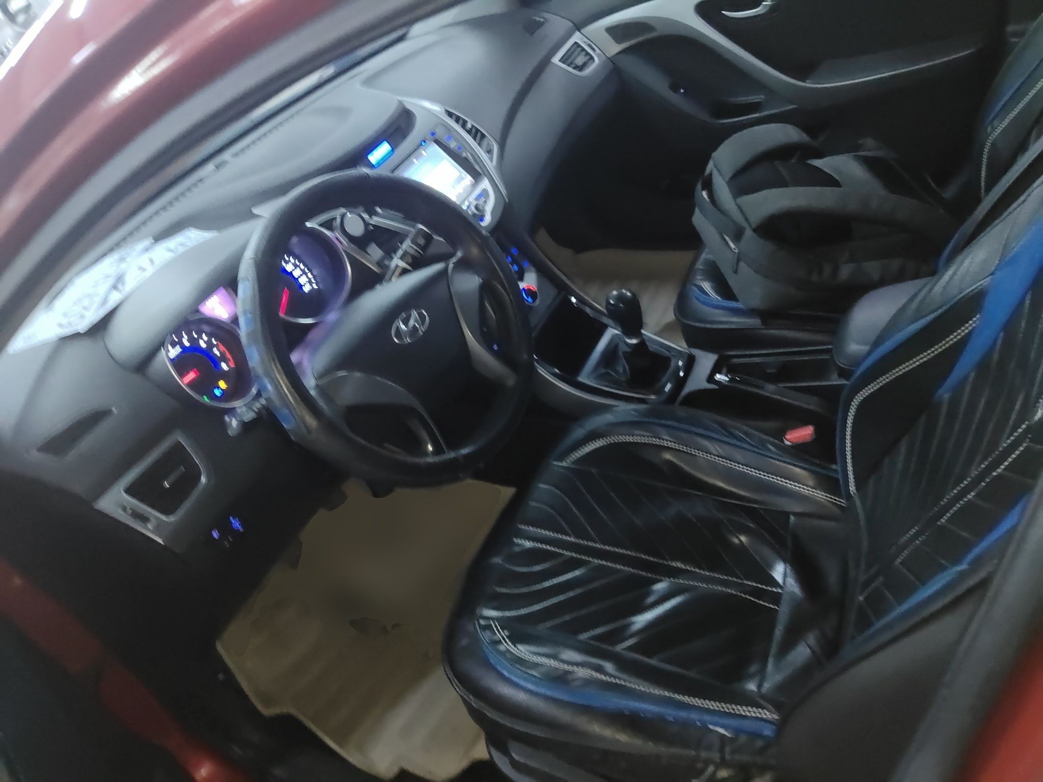 Переднее сиденье в автомобиле