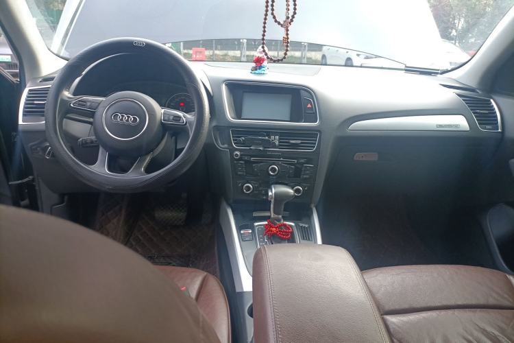 Used Audi Q5 2013 40 TFSI Technology Edition Center Console