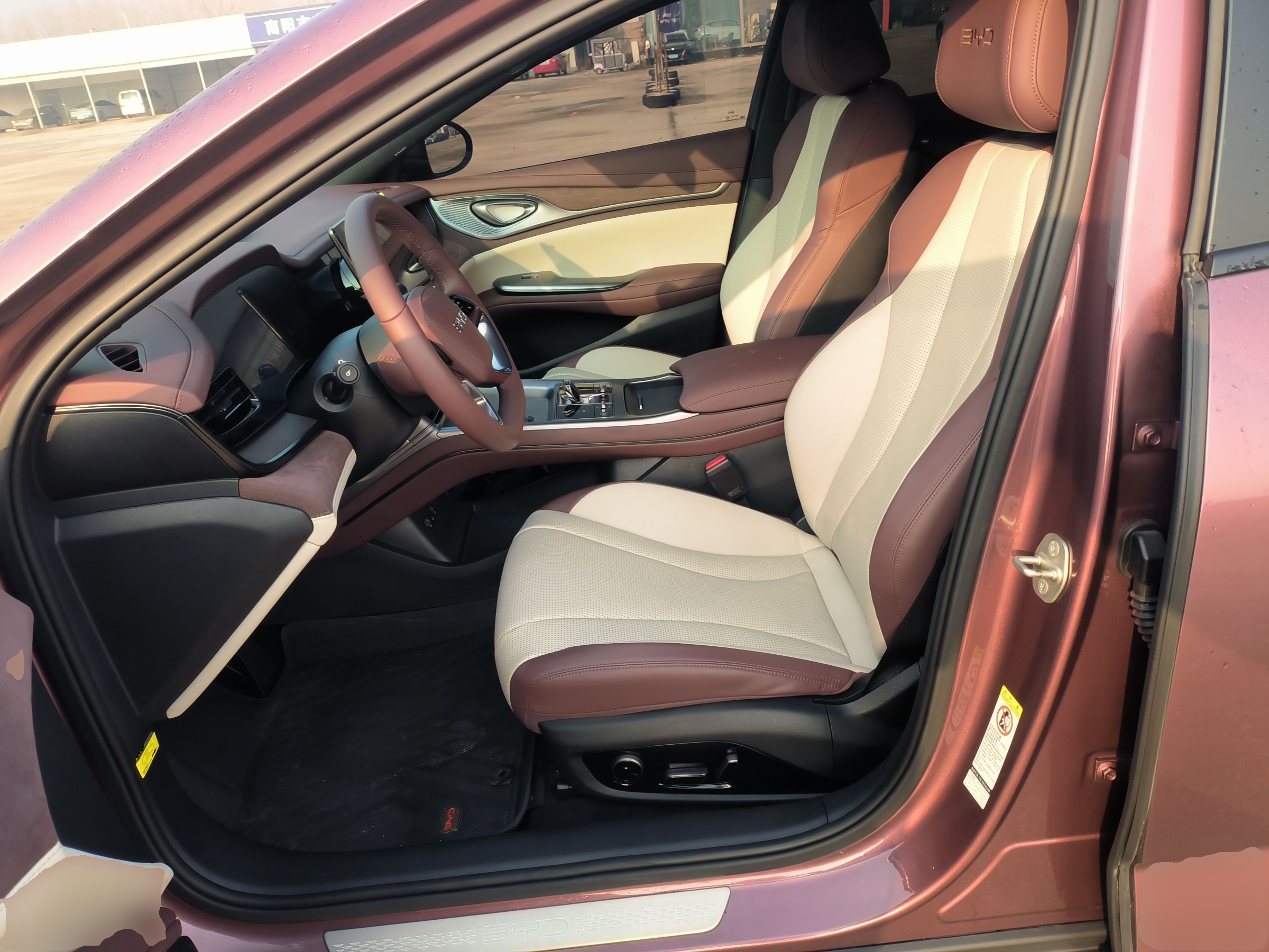 المقاعد الأمامية داخل السيارة