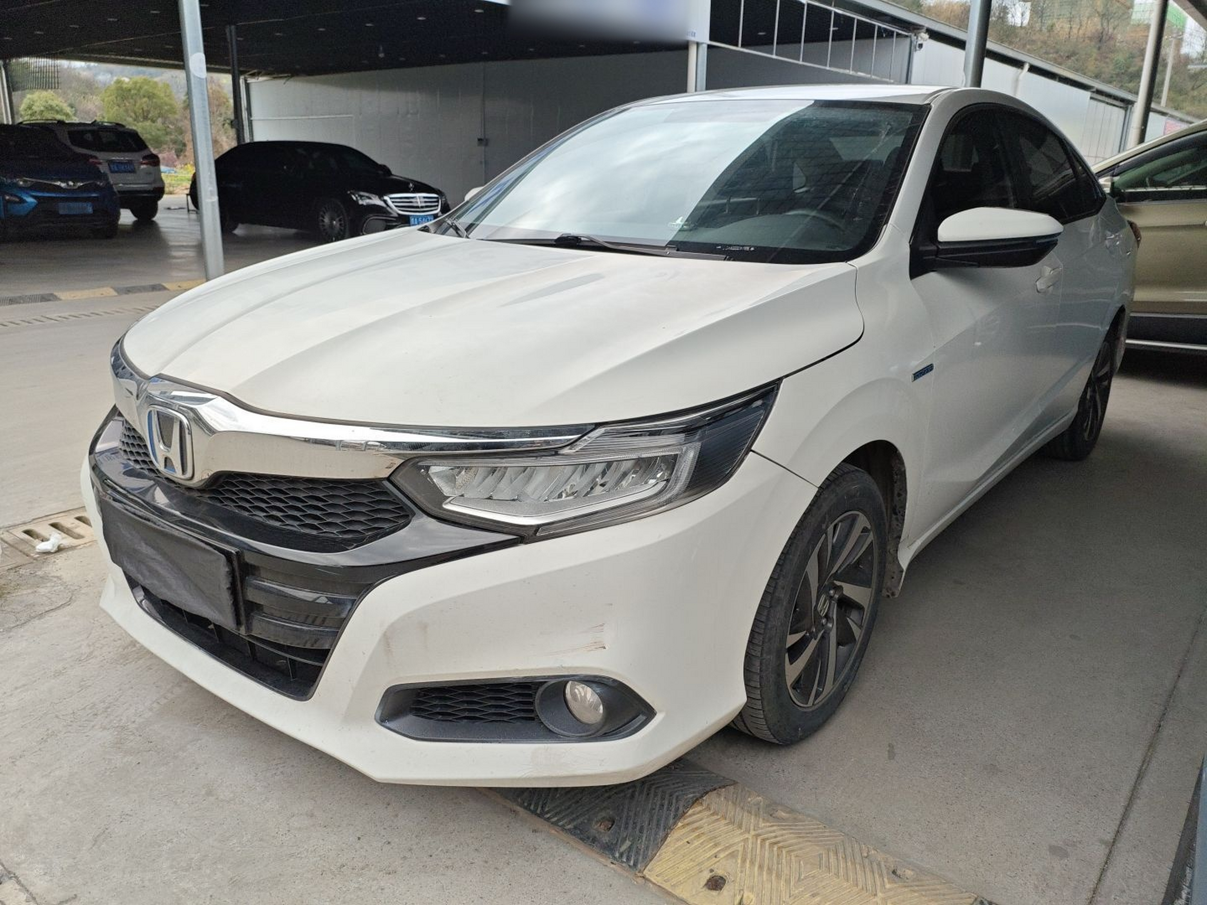 Под передней частью автомобиля