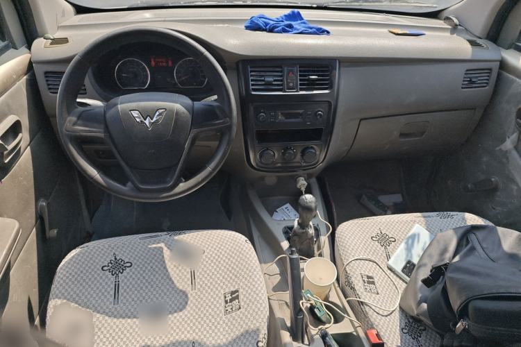 Used Wuling Rongguang V 2016 1.5L Practical Version Center Console