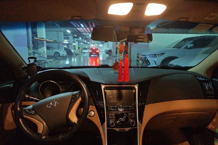 Used Hyundai Sonata 2014 2.0L Automatic Luxury Edition Center Console