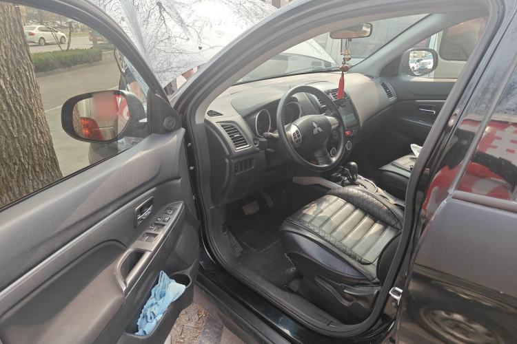 Used Mitsubishi ASX 2013 2.0L CVT Two-Wheel Drive Elite Edition Interior 3