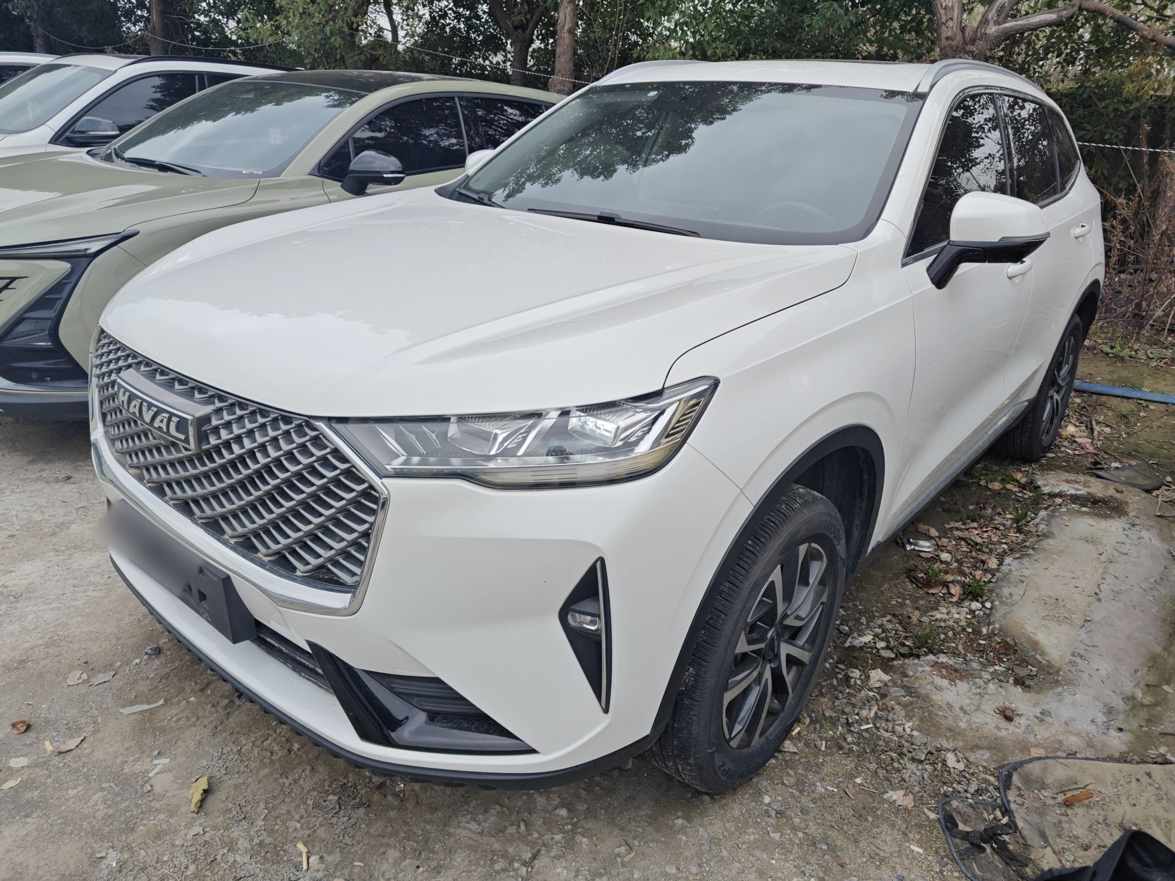 Под передней частью автомобиля