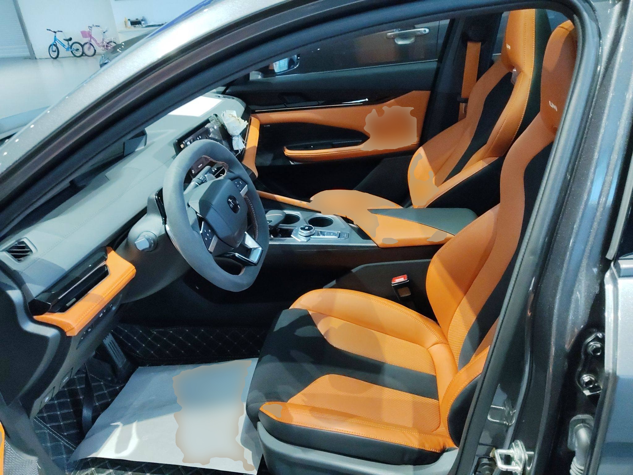 المقاعد الأمامية داخل السيارة