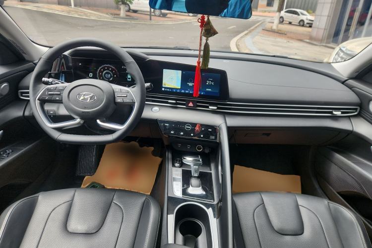 Used Hyundai Elantra 2021 1.5L CVT LUX Prestige Edition Center Console