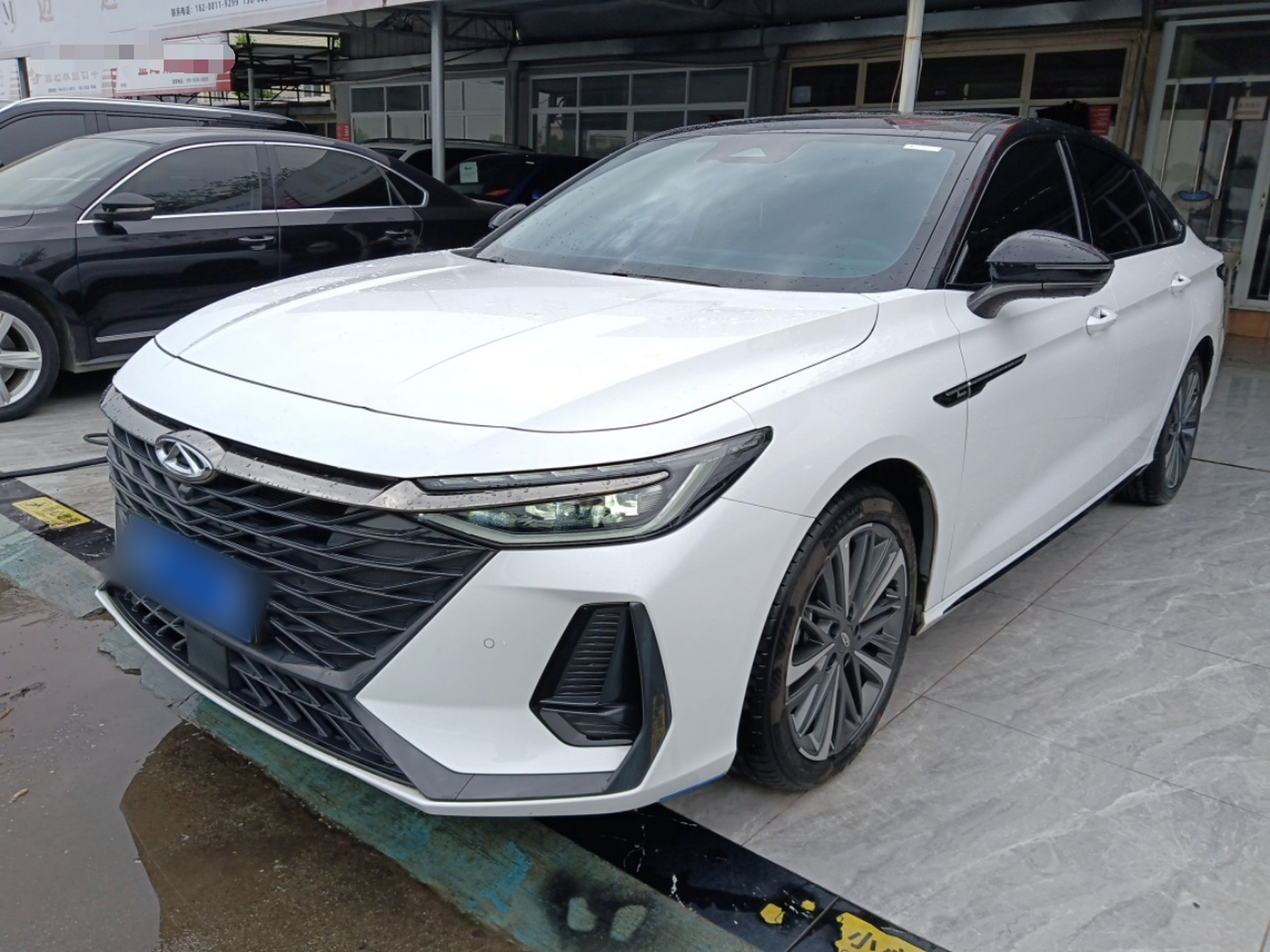 Под передней частью автомобиля