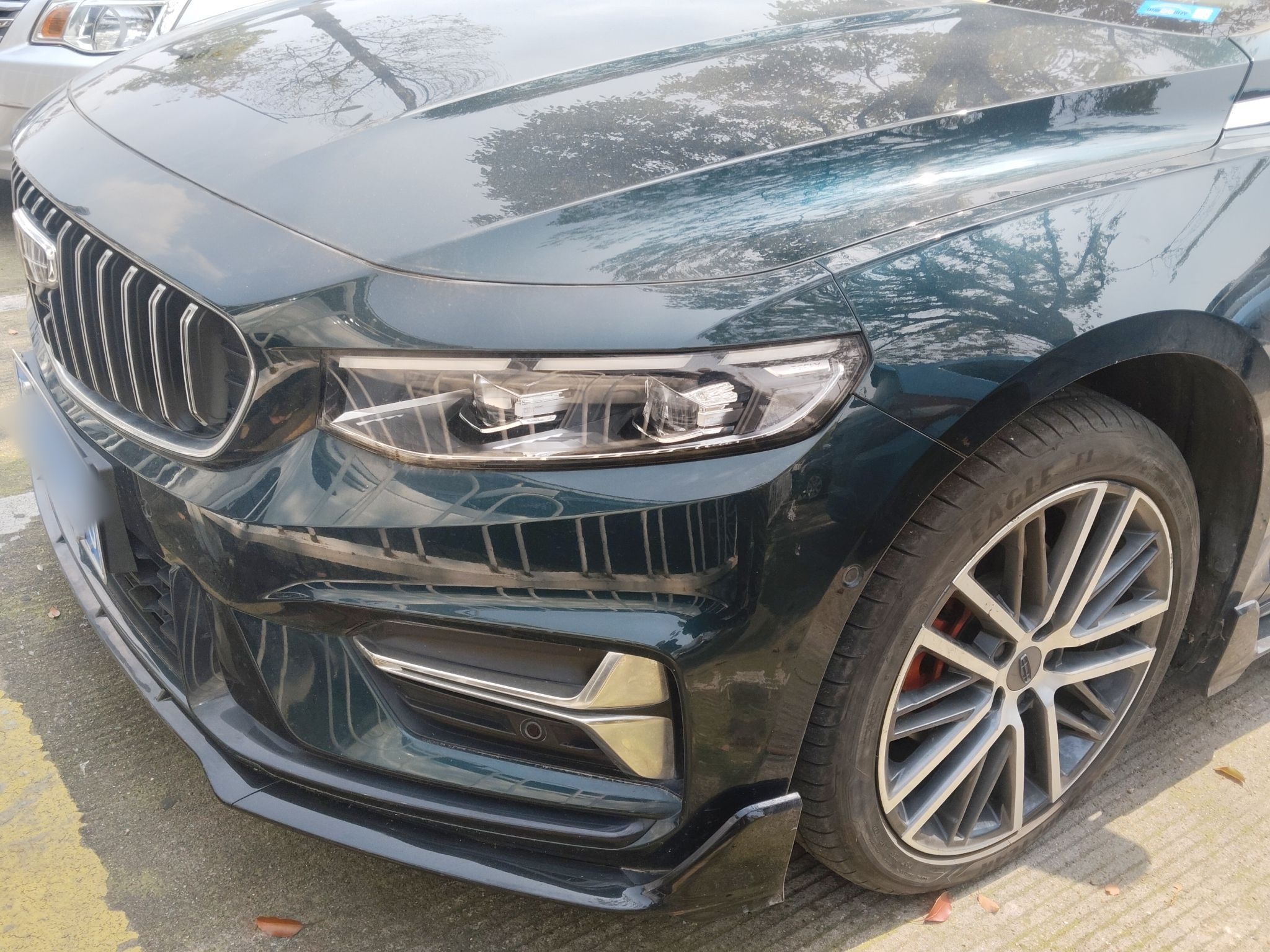 تحت مقدمة السيارة