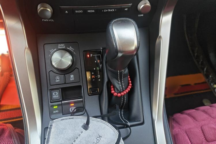 Used Lexus NX 2020 200 Front-Wheel Drive Vmotion Edition China VI Standard Gear Lever