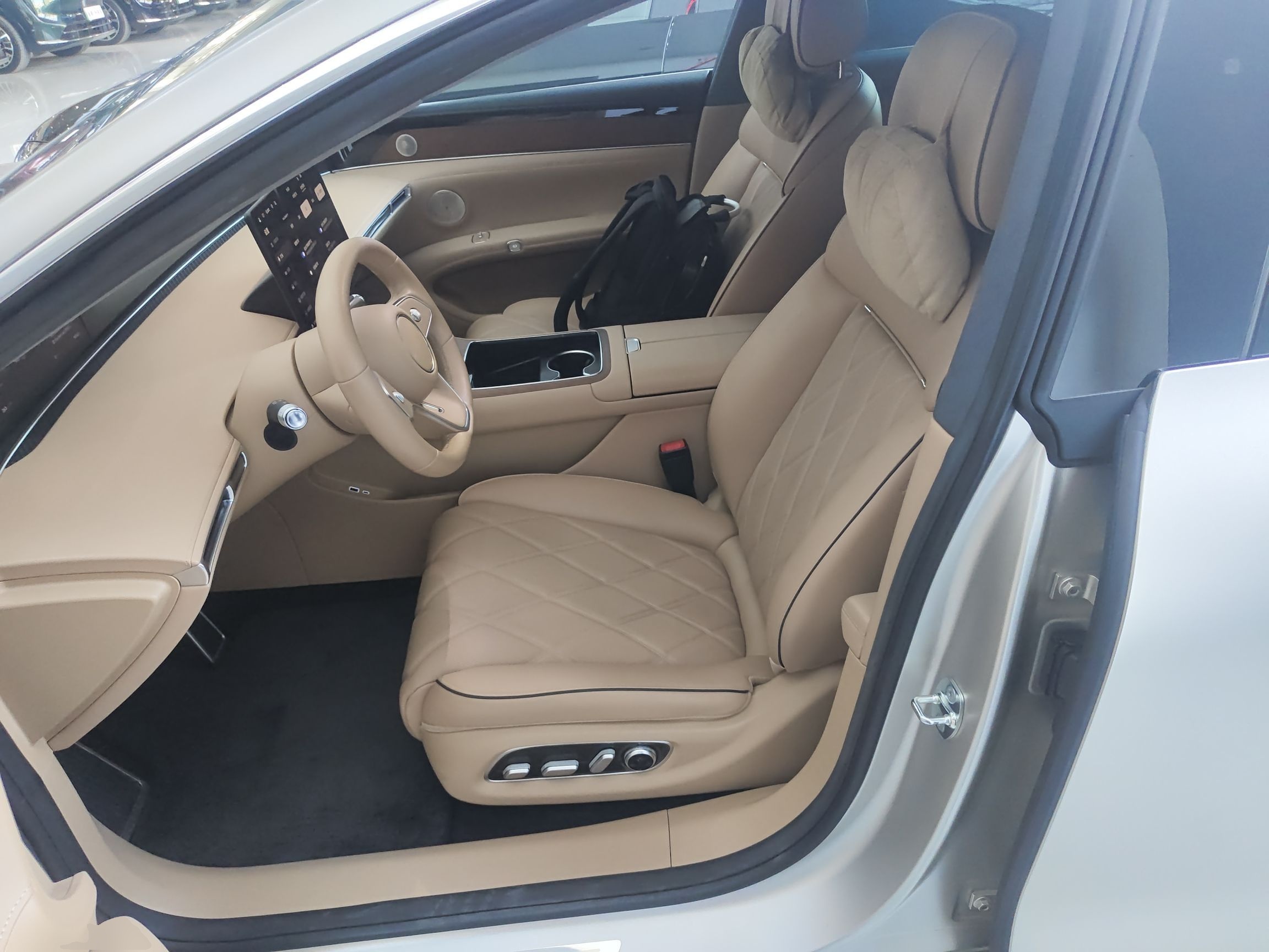 Переднее сиденье в автомобиле