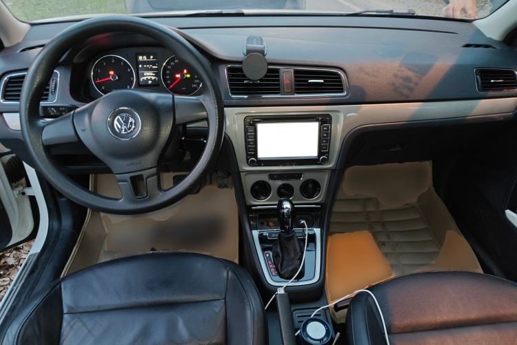 Used Volkswagen Lavida 2013 Restyled Classic 1.6L Automatic Comfort Edition Center Console