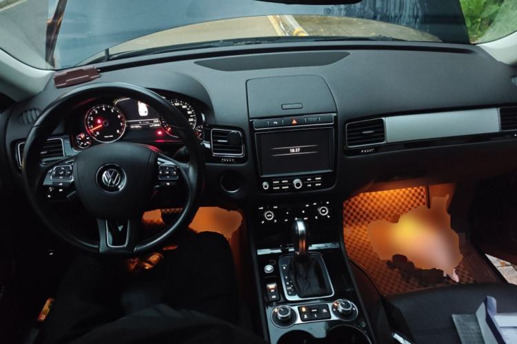 Used Volkswagen Touareg 2018 3.0 TSI Glory Collection Edition Center Console