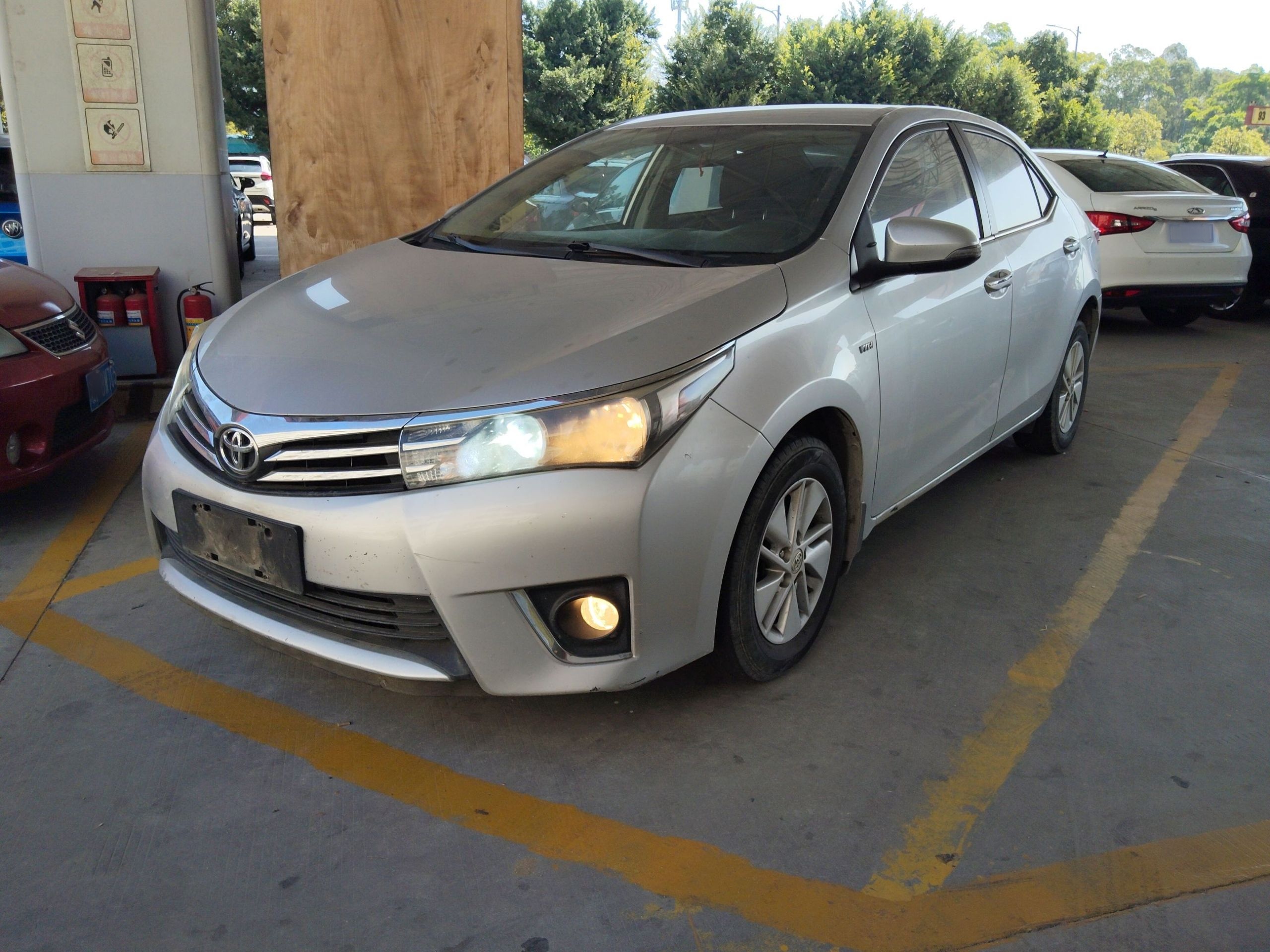 Под передней частью автомобиля