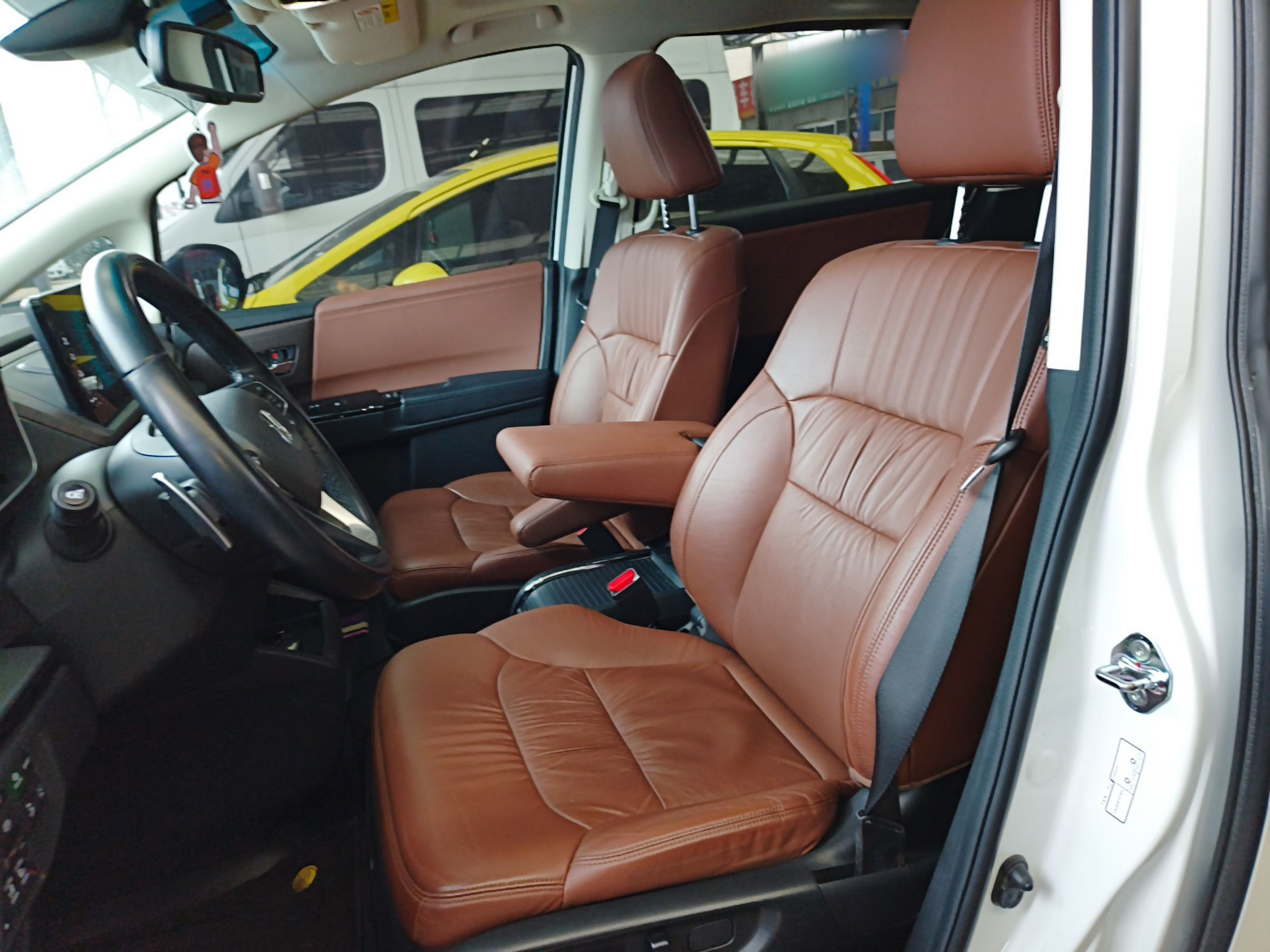 المقاعد الأمامية داخل السيارة