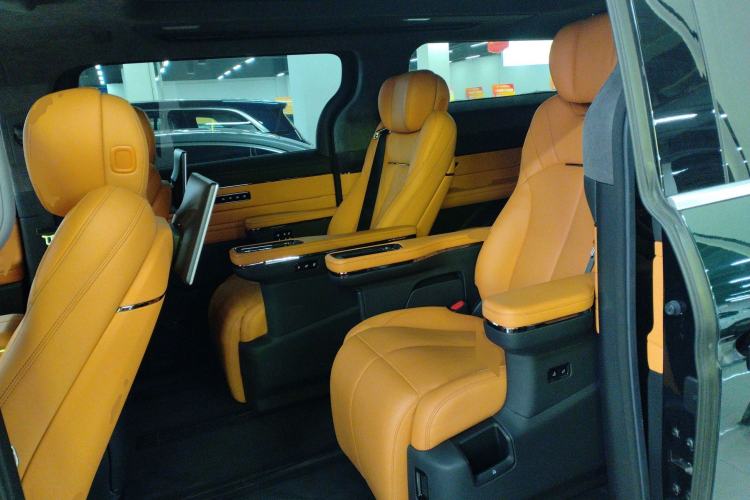 Used Geely Galaxy LEVC L380 2024 140-Degree 6-Seater All-Wheel-Drive Ultra