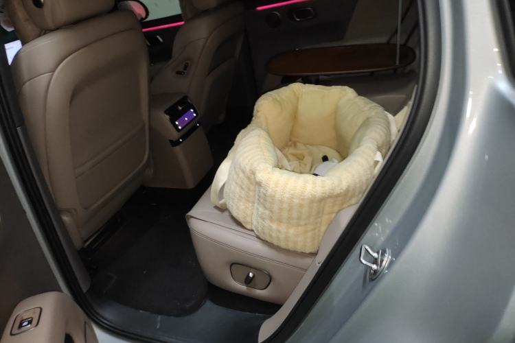 Used Li Auto i6 2025 Model Four-Wheel-Drive Standard Type
