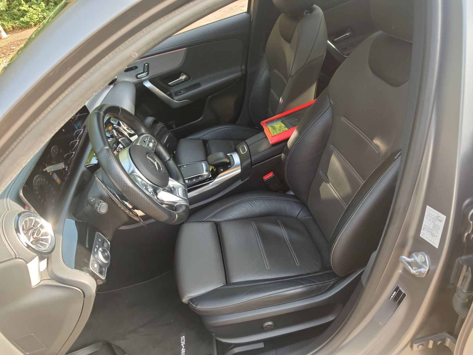 Переднее сиденье в автомобиле