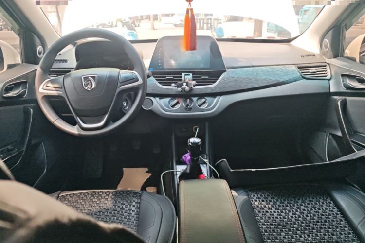 Used Baojun 310 2016 1.2L manual Comfort trim level Center Console