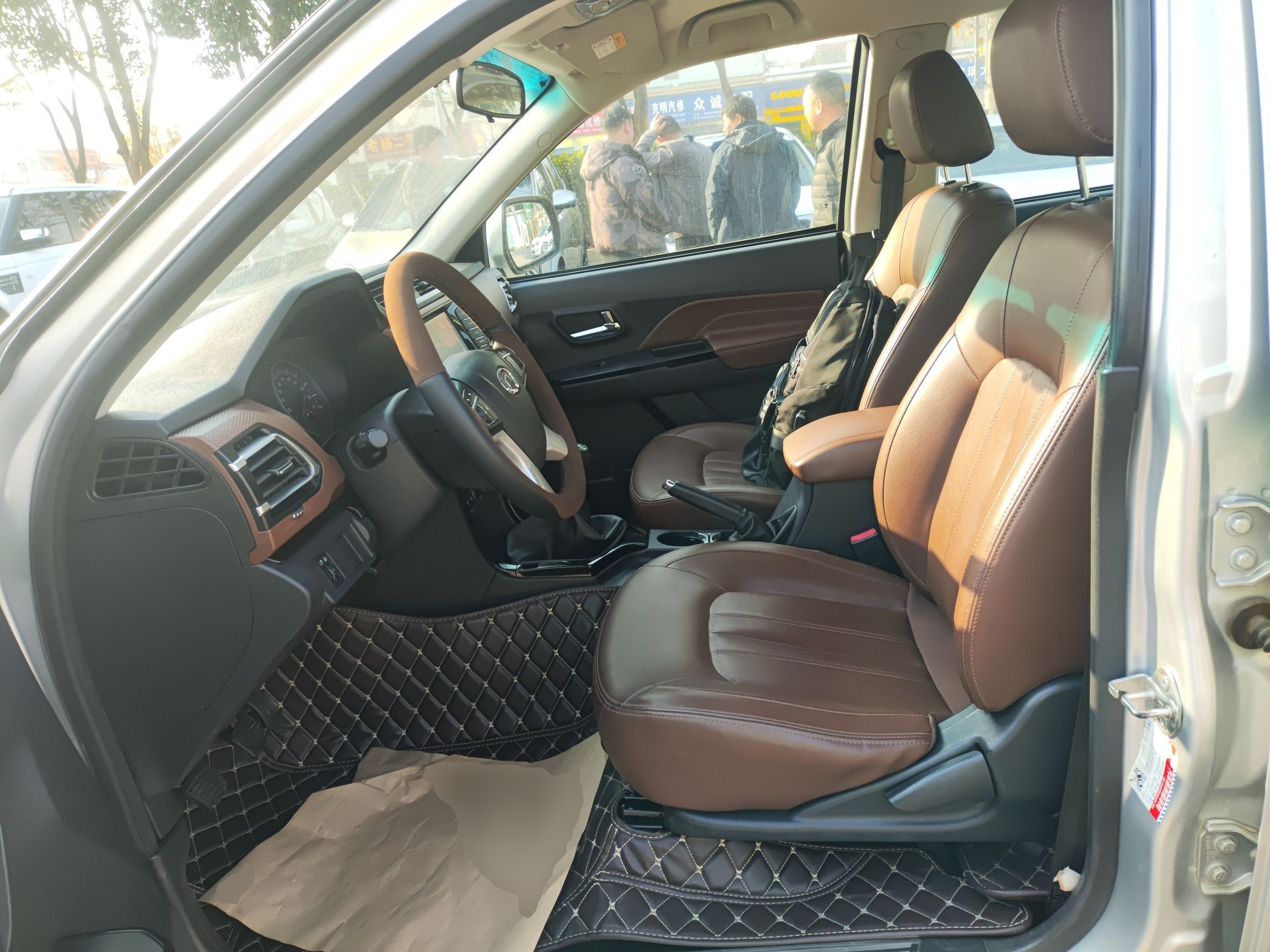 المقاعد الأمامية داخل السيارة