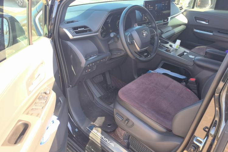 Used Toyota Sienna 2023 2.5L Hybrid Deluxe Edition
