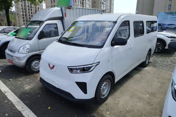 Used Wuling Yangguang 2024 300KM Comfort Version Passenger Van 75kW
