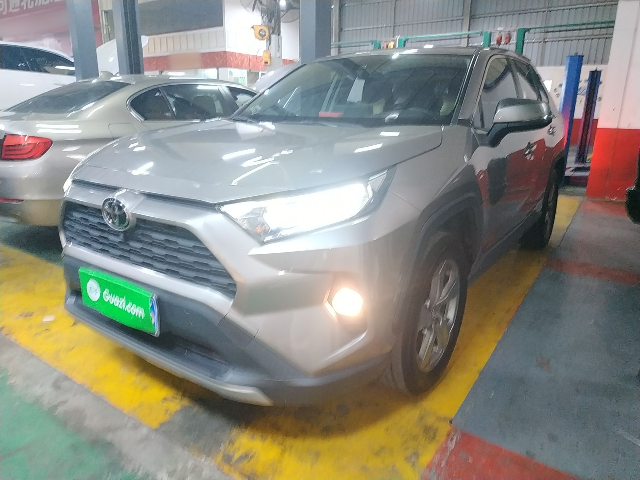 تحت مقدمة السيارة