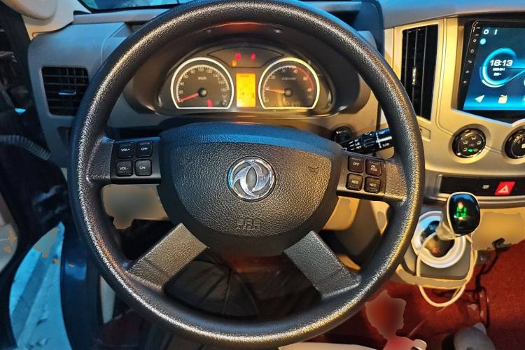 Used Dongfeng Yufeng 2018 2.5T Logistics Vehicle A100 Short Wheelbase Mid-Roof 5-9 Seater China V Standard ZD25