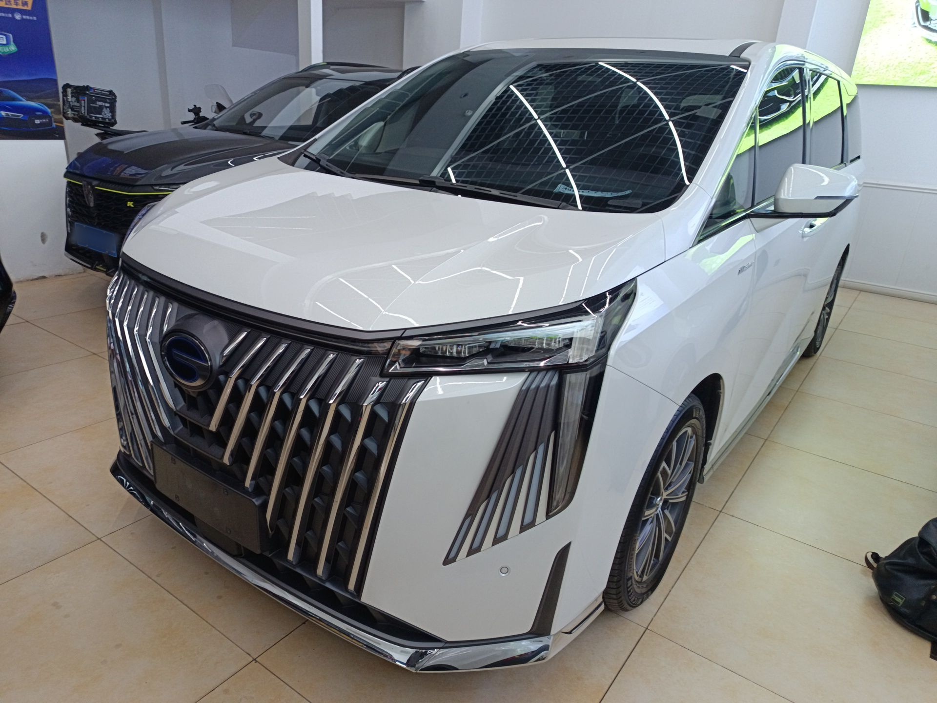 تحت مقدمة السيارة