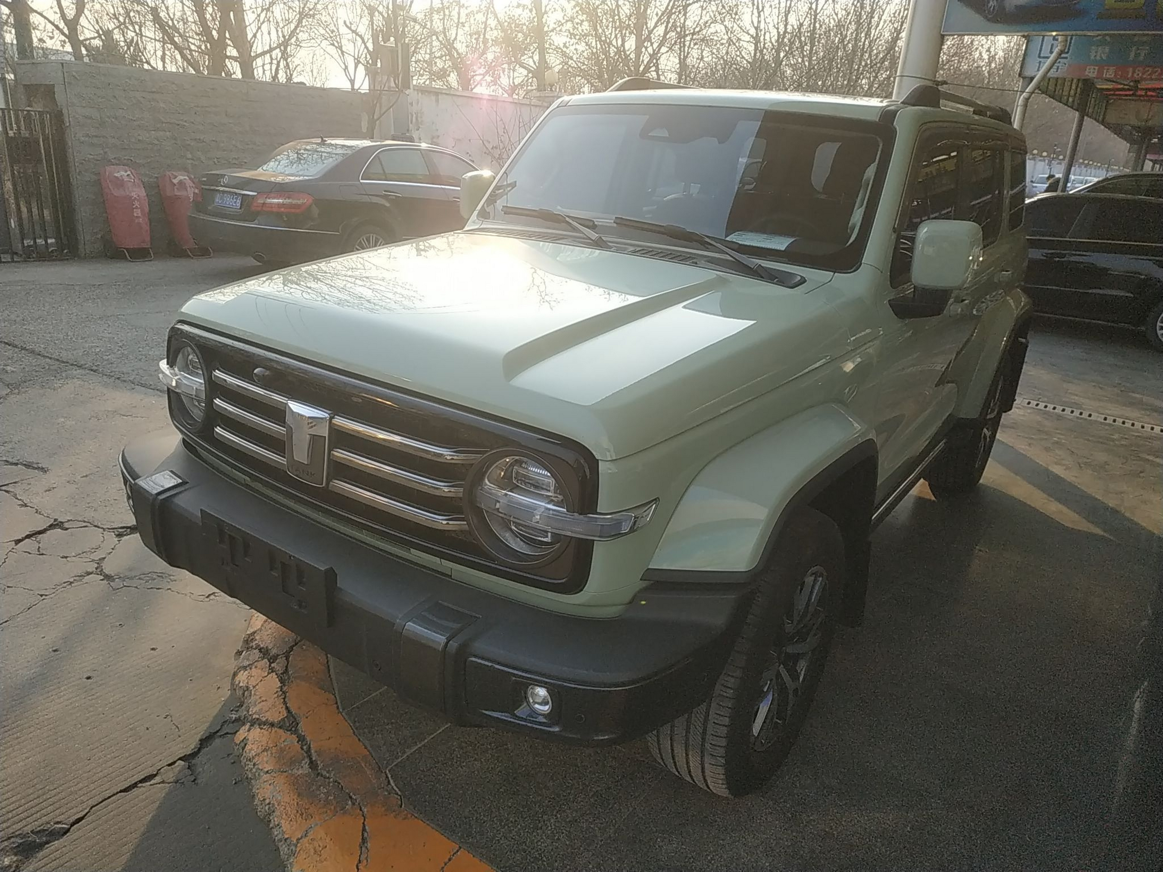 Под передней частью автомобиля