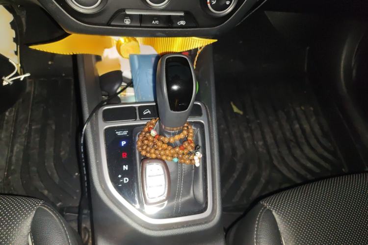 Used Hyundai ix25 2015 1.6L Automatic Two-Wheel Drive Smart GLS Trim Gear Lever