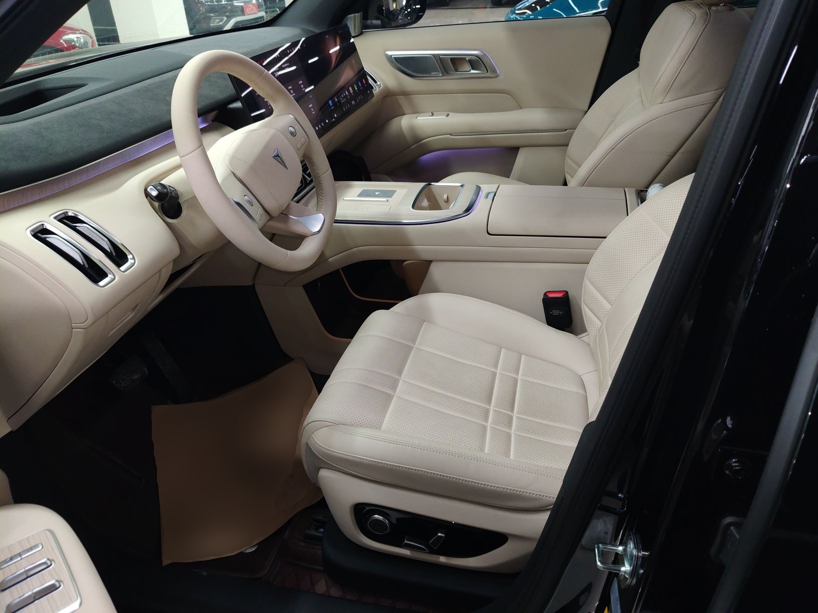 المقاعد الأمامية داخل السيارة