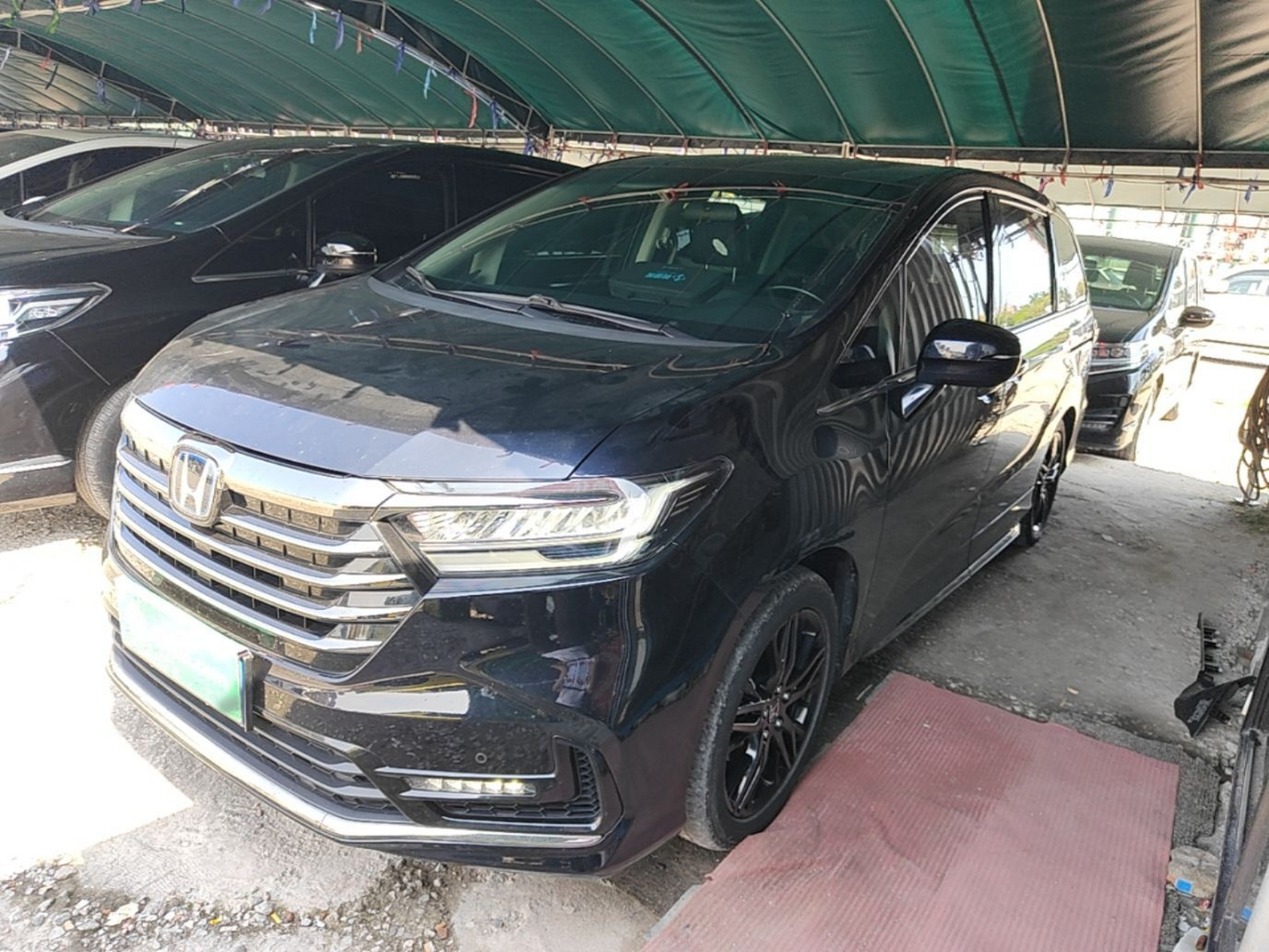 Под передней частью автомобиля