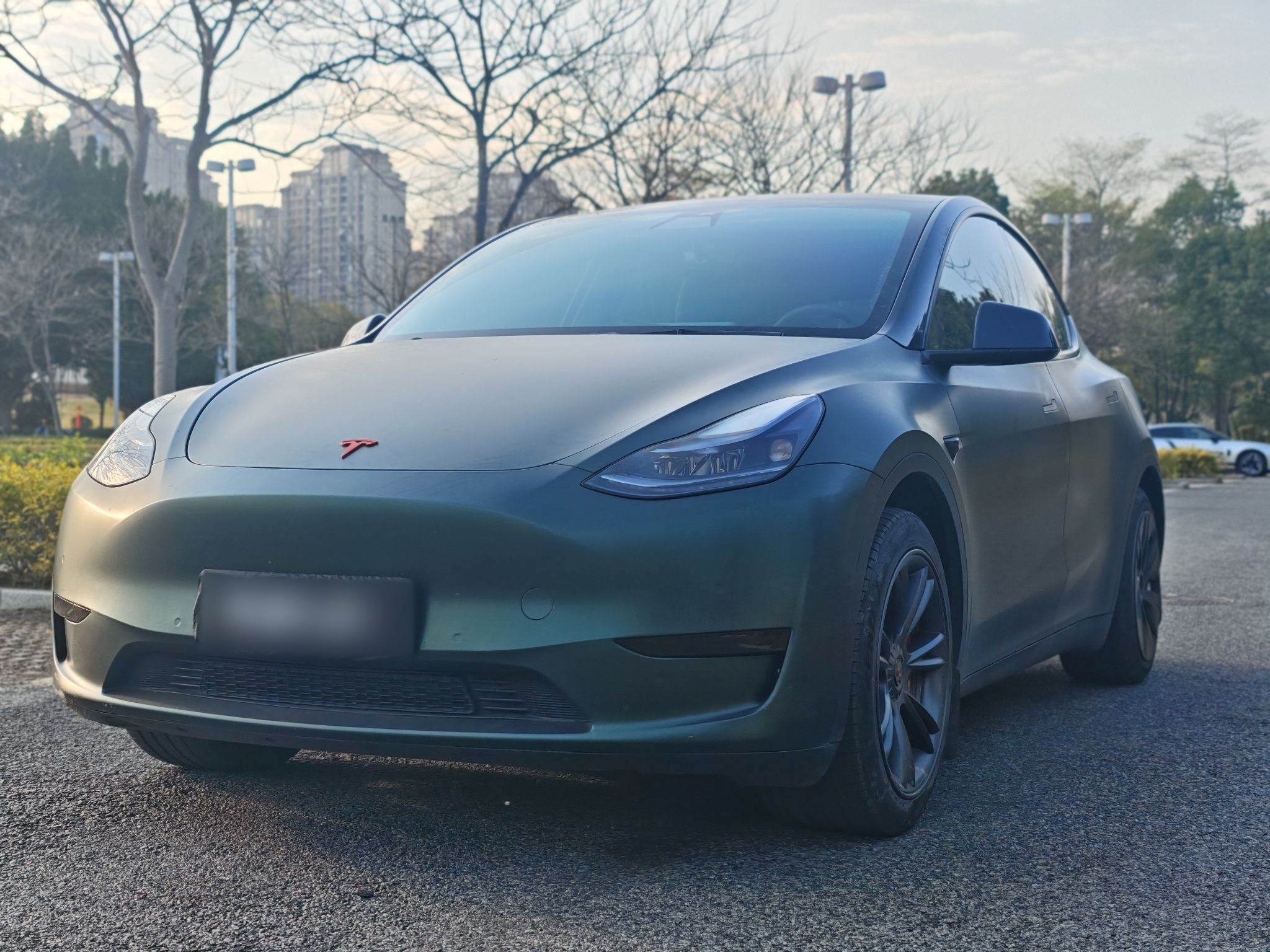 Под передней частью автомобиля