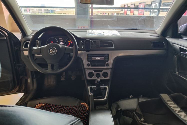 Used Volkswagen Gran Lavida 2013 1.6L Manual Comfort Model Center Console